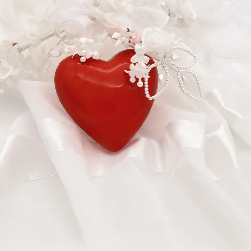 rotes Herz auf Brautkleid