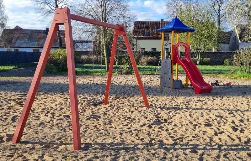 Spielplatz Glauzig mit Rutsche und Schaukel und Sandkasten