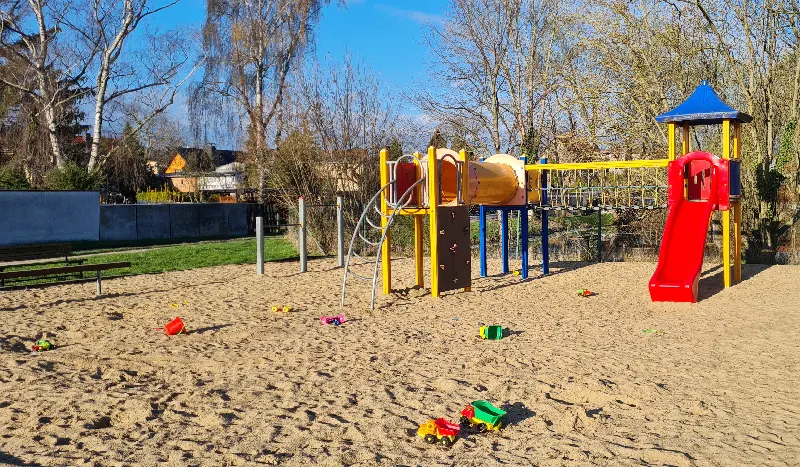 Spielplatz Görzig am Anger mit Rutsche und Klettermöglichkeiten und Sandkasten