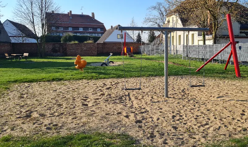 Spielplatz Großbadegast mit Schaukel und Sandkasten