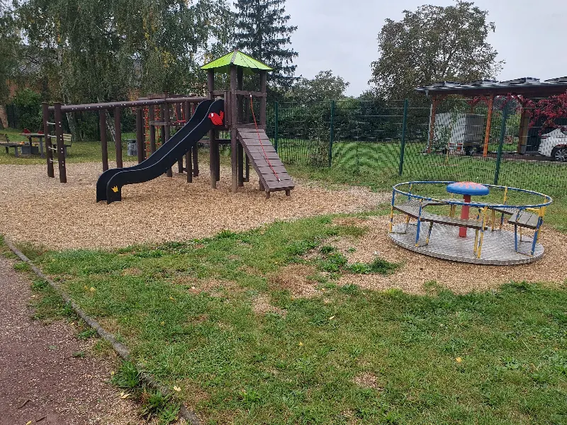 Spielplatz Hinsdorf mit Rutsche und Kinderkarussell