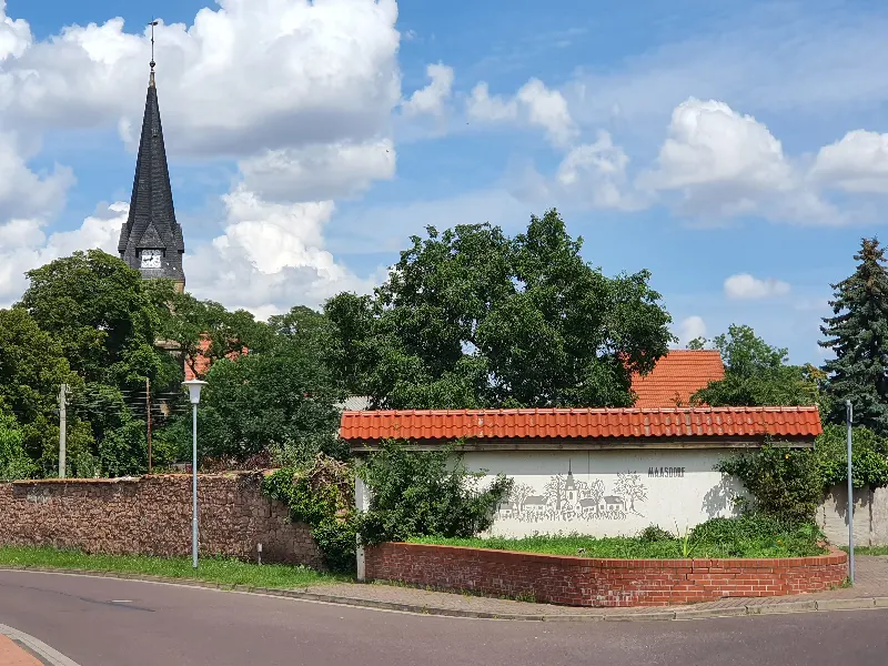 Maasdorf Straßeneinsicht mit Blick auf die Kirche