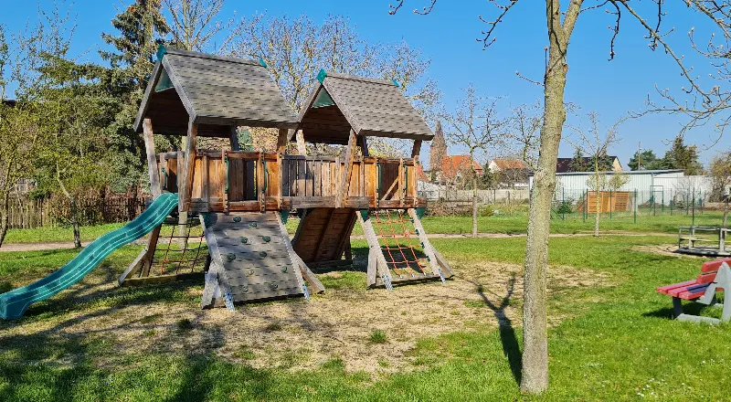 Spielplatz Riesdorf mit Rutsche und Klettermöglichkeiten