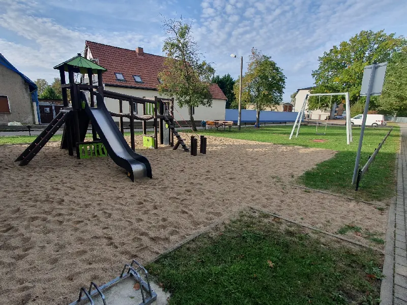 Spielplatz Weißandt-Gölzau Am Anger mit Rutsche und Schaukel und Klettermöglichkeiten